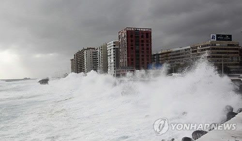 스페인 카나리아 제도 해변의 거센 파고. [EPA 연합뉴스]