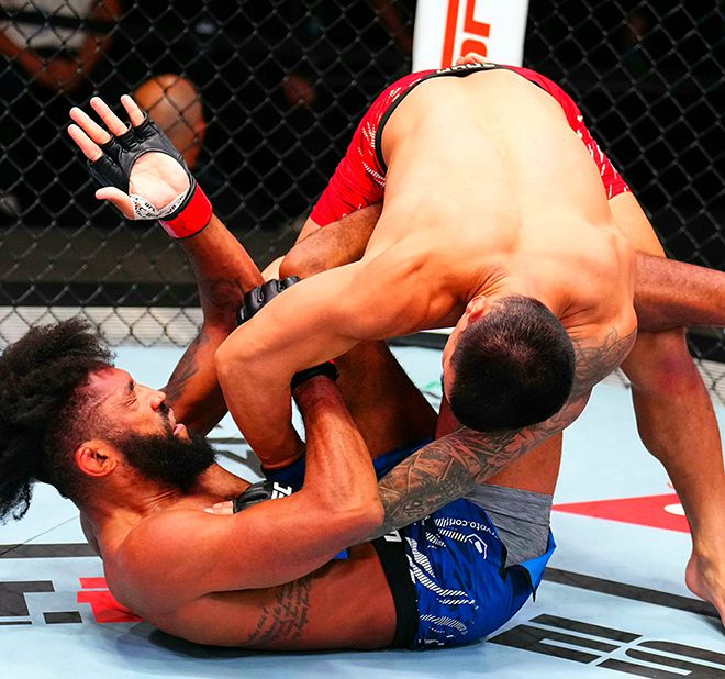 세계삼보선수권대회 컴뱃 부문 금메달리스트 고석현이 2025년 11월 미국 네바다주 엔터프라이즈 UFC on ESPN+ 121 제2경기에서 UFC 웰터급 8전 파이터 필립 앰브로즈 로한테 그라운드 앤드 파운드를 하고 있다. 사진=TKO