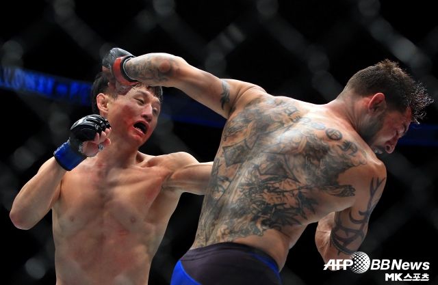 후안 푸이그와의 UFC 데뷔 전에서 18초 만에 TKO 승리를 거둔 최두호다. 그리고 샘 시실리아, 티아고 타바레스를 모두 KO로 잡아내면서 파죽의 3연승을 달렸다. 4번째 경기 상대였던 컵 스완슨은 큰 벽이었다. 그러나 최두호는 역대급 난타전을 펼쳤고 이를 통해 UFC 명예의 전당 파이트 부문에 헌액되기도 했다. 사진=AFPBBNews=News1