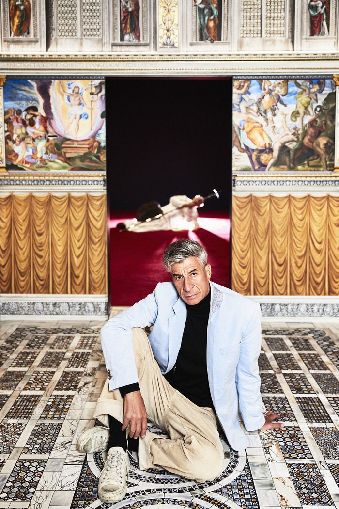 시스티나 성당을 재현한 ‘무제(2018)’, 운석에 맞고 쓰러진 교황을 구현한 ‘아홉 번째 시간(2019)’과 사진을 찍은 마우리치오 카텔란.