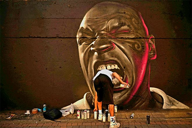 이탈리아 아티스트 Abser가 2025년 8월 코소보 프리슈티나 국제 그라피티 페스티벌 Meeting Of Styles에서 마이크 타이슨을 묘사한 작품을 작업하고 있다. 사진=AFP=연합뉴스 제공