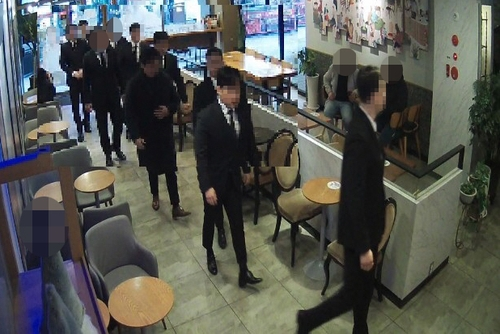 지난 4월 한 상점에 소집된 폭력조직원들 [부산경찰청]