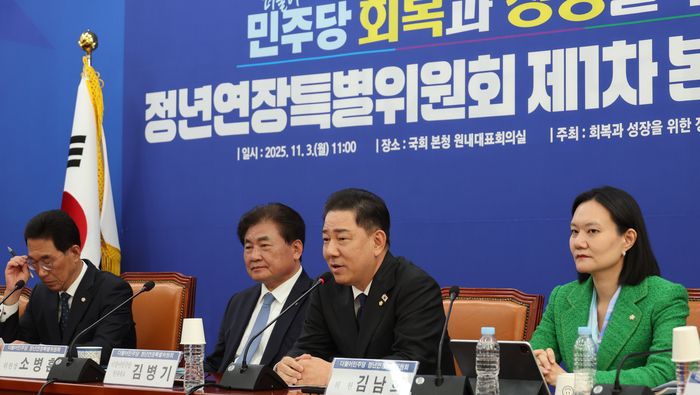 더불어민주당 김병기 원내대표가 3일 서울 여의도 국회에서 열린 정년연장특별위원회 제1차 본위원회의에서 발언하고 있다. [김재훈 기자]