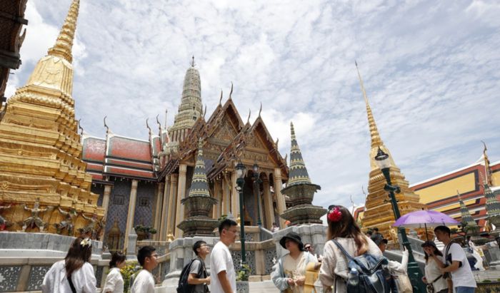 태국 방콕의 유명 관광지 왓 프라깨우 사원을 둘러보는 외국인 관광객들. [연합뉴스]