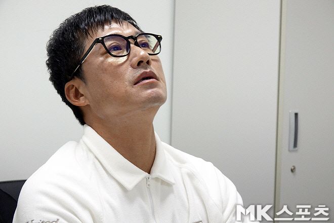 광주 FC 이정효 감독이 깊은 생각에 잠겨 있다. 사진=이근승 기자