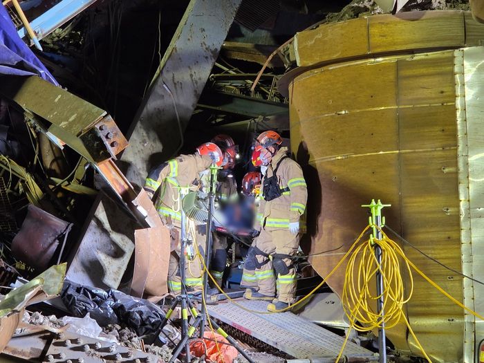 11일 밤 울산화력발전소 사고 현장에서 추가로 발견된 작업자 시신을 구조대원들이 옮기고 있다. <자료=울산소방본부>