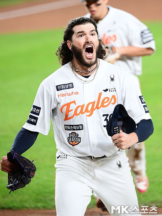 24일 오후 대전 한화생명볼파크에서 ‘2025 신한 SOL Bank KBO 포스트시즌’ 한화 이글스와 삼성 라이온즈의 플레이오프(5전 3선승제) 5차전이 열렸다. 5회초 2사에서 한화 선발 폰세가 삼성 디아즈를 삼진처리한 후 포효하고 있다. 사진=김영구 기자