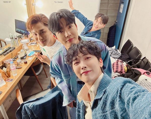 가수 김선준, 정호, 진웅, 최대성 등 젊은 트로트 스타들이 한자리에 모여 홍대를 뜨겁게 달궜다.