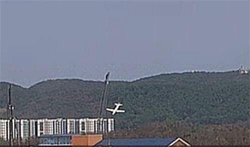 해군이 지난 29일 포항에서 비행훈련 중 추락한 해상초계기 P-3CK의 사고 당시 모습이 담긴 CCTV 영상을 공개했다. 사진은 해상초계기 사고 당시 모습. [해군 제공]