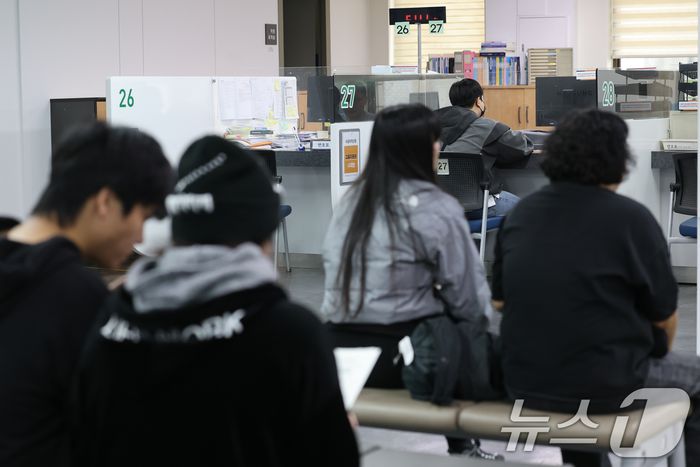 12일 마포구 서울서부고용복지플러스센터를 찾은 시민들이 실업급여 수급 상담을 받고 있다. 뉴스1