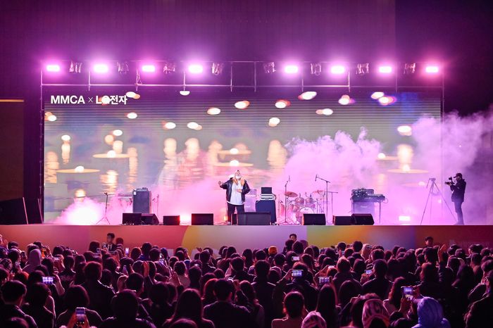 지난 10월 29일 서울 종로구 국립현대미술관 서울관 마당에서 열린 콘서트에서 관람객들이 키라라 공연을 보고 있다. <국립현대미술관>