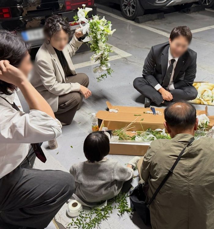 76세 아버지가 딸의 결혼식장 지하 주차장에서 직접 부케를 만드는 모습이 온라인에서 관심을 받고 있다. [스레드 choimintwo 캡처]