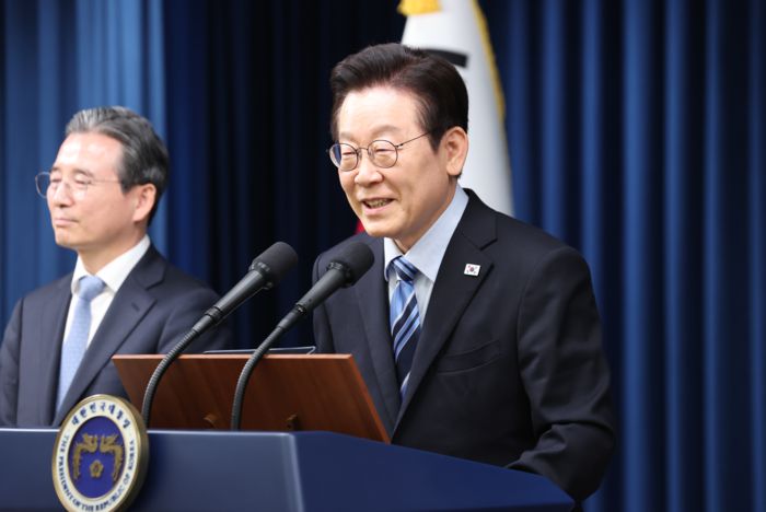 이재명 대통령이 14일 서울 용산 대통령실 청사에서 한·미 팩트시트 타결 관련 발표를 하고 있다. [뉴스1]