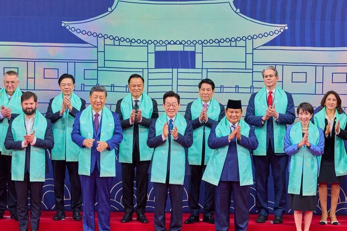 이재명 대통령이 지난 1일 경북 경주시 화백컨벤션센터(HICO)에서 열린 2025 아시아태평양경제협력체(APEC) 정상회의를 마친 후 회원국 정상들과 기념촬영을 하고 있다. [뉴스1]