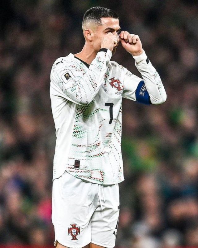 A매치에서 다이렉트 퇴장은 최소 2경기 출전 정지로 이어진다. 호날두는 남은 아르메니아전에서 출전할 수 없다. 그럼에도 대표팀에 남아 팀을 응원할 수는 있었다. 하지만 그는 사우디 아라비아로 떠났다. 포르투갈 매체 ‘볼라’에 의하면 “호날두는 대표팀을 떠나 사우디로 향했다”고 보도했다. 사진=X