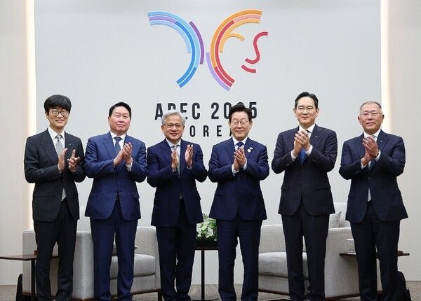 이재명 대통령이 지난달 31일 APEC 정상회의장인 경주화백컨벤션센터에서 젠슨 황 엔비디아 최고경영자 접견에 앞서 국내 기업 대표들과 함께 기념촬영을 하고 있다. (왼쪽부터) 이해진 네이버 이사회 의장, 최태원 SK그룹 회장, 젠슨 황, 이재명 대통령, 이재용 삼성전자 회장, 정의선 현대차그룹 회장. [연합뉴스]