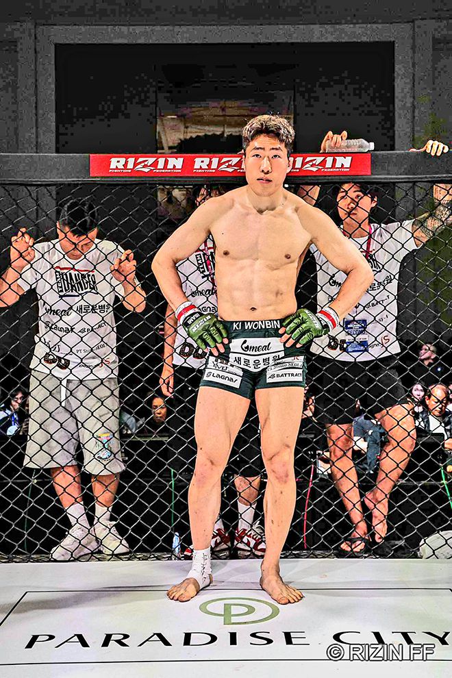 Road to UFC 시즌1~3 기원빈이 2025년 5월 관중 1620명이 들어온 인천광역시 파라다이스시티 라이진 월드시리즈 코리아 메인이벤트 시작을 기다리고 있다. 왼쪽은 세컨드로 합류한 코리안좀비MMA 정찬성 관장. 사진=RIZIN FF
