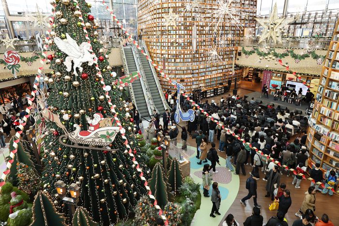 16일 오후 서울 강남구 코엑스몰 별마당도서관에서 열린 서울시뮤지컬단 신작 ‘크리스마스 캐럴’ 토크 콘서트에서 배우들이 주요 장면을 시연하고 있다. [연합뉴스]