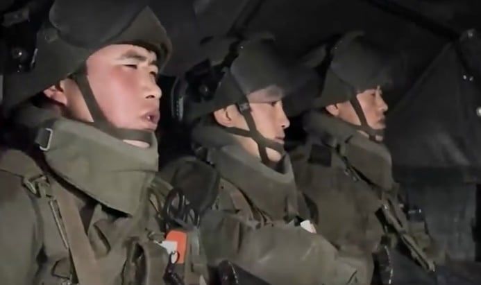 러시아에 파병된 북한군이 쿠르스크 지역 지뢰 제거 작업 투입 전 김정은 찬양 노래를 부르고 있다. [콤소몰스카야 프라우다 캡처]