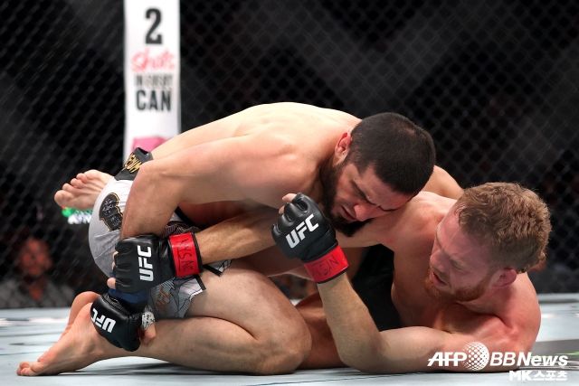 마카체프는 5라운드 내내 마달레나를 무너뜨렸다. 사진=AFPBBNews=News1