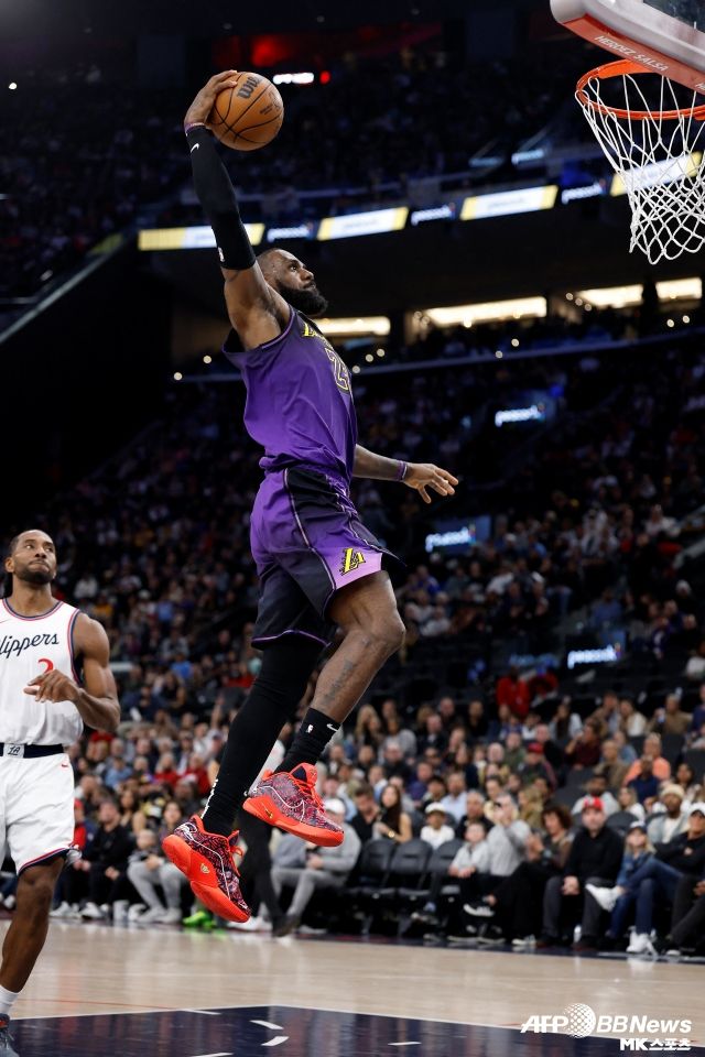 1984년생, 41세의 제임스는 올 시즌 복귀와 함께 NBA 새 역사를 쓰게 된다. 빈스 카터를 제치고 NBA 역사상 최초 23번째 시즌을 소화하는 선수가 되는 것이다. 사진=AFPBBNews=News1