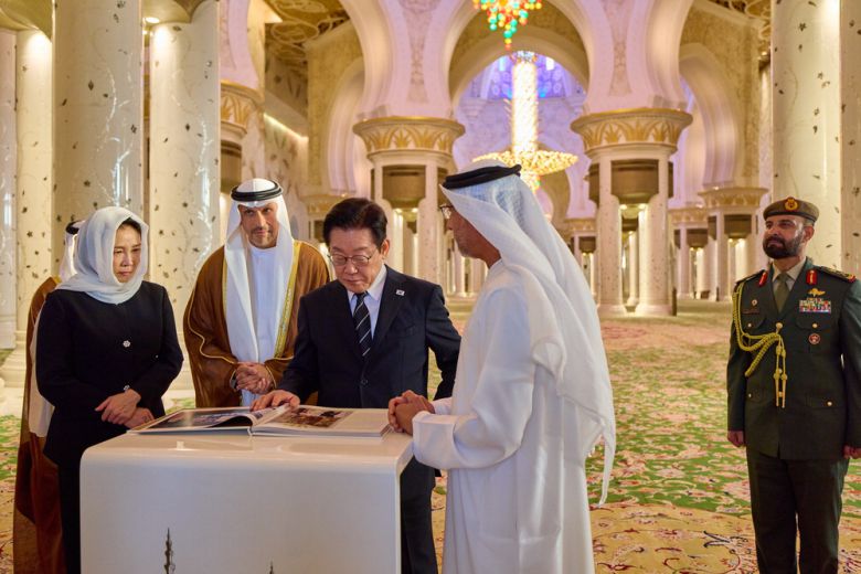 이재명 대통령이 17일(현지시간) 아랍에미리트 아부다비에 도착해 그랜드모스크를 방문했다. 이 대통령이 탑승한 공군1호기가 UAE 상공에 진입하자 UAE 측은 국빈 방문에 대한 예우 차원에서 전투기 4대로 호위비행을 제공하기도 했다. 아부다비 김호영 기자