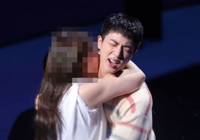 방탄소년단 진을 향해 기습뽀뽀를 시도하는 일본인 여성. 사진ㅣX 캡처