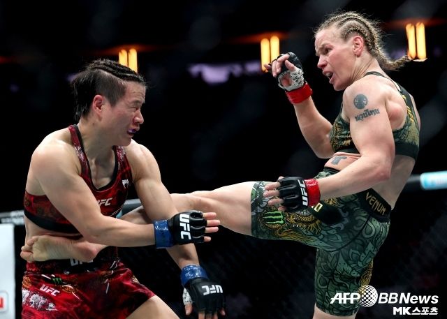 장웨일리는 셰브첸코를 상대로 압도당하며 자신의 게임을 전혀 하지 못했다. 셰브첸코와의 거리를 전혀 좁히지 못했고 수차례 테이크 다운까지 허용, 어떤 면에서도 힘쓰지 못했다. 그렇게 5라운드 만장일치 판정패했다. 사진=AFPBBNews=News1