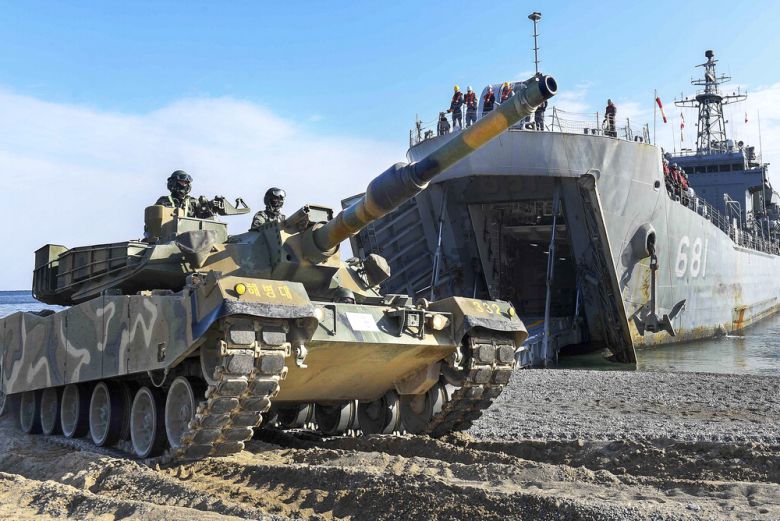 해군과 해병대가 지난 15일부터 포항 일대에서 '2025년 호국합동상륙훈련'을 실시하고 있다고 18일 밝혔다. 지난 17일 상륙해안에 접안한 상륙함에서 K1A2 전차가 상륙을 실시하고 있다.  해병대