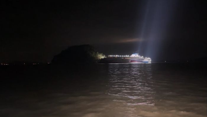 19일 오후 8시 16분께 전남 신안군 장산면 족도에 260여명이 탑승한 여객선이 좌초돼 해경이 구조 작업을 벌이고 있다. [목포해경 제공]