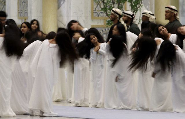 이 대통령이 등장하자 흰 옷입은 여성들 이긴머리 좌우로 흔들었다. [사진출처 = 로이터 연합뉴스]