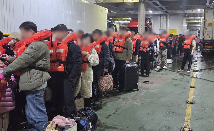 19일 오후 8시 17분쯤 전남 신안군 장산면 족도에서 좌초한 여객선 퀸제누비아2호에서 승객들이 구명조끼를 입고 하선 준비를 하고 있다. [뉴스1, 독자 제공]