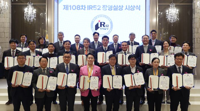 20일 서울 더 리버사이드 호텔에서 열린 IR52 장영실상 시상식에서 권석윤 한국생명공학연구원장, 고서곤 한국산업기술진흥협회 상임부회장, 구혁채 과학기술정보통신부 제1차관, 위정환 매일경제 대표(맨 뒷줄 왼쪽 셋째부터)가 수상자들과 기념촬영을 하고 있다. [이승환 기자]