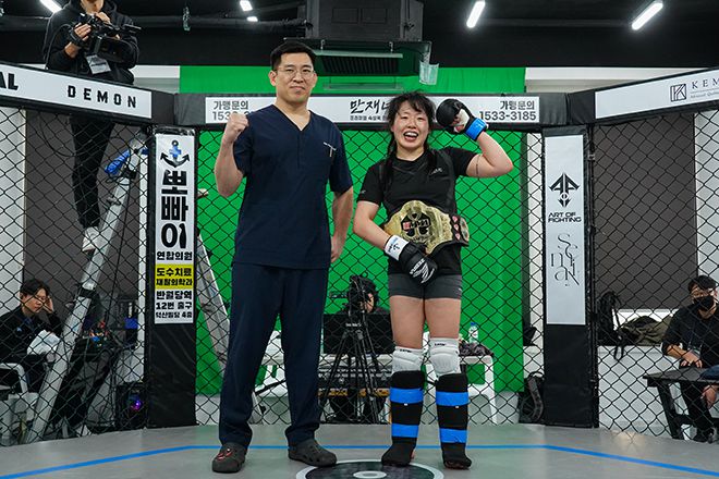 포토: 초대 KMMA 여성부 슈퍼스트로급 챔피언으로 등극한 오정은(오른쪽)에게 KMMA에이전시 대표이사 대구 뽀빠이연합의원 김성배 대표원장이 시상하고 있다. 사진=스탠다드앤드프로그레스 스포츠에이전시 제공