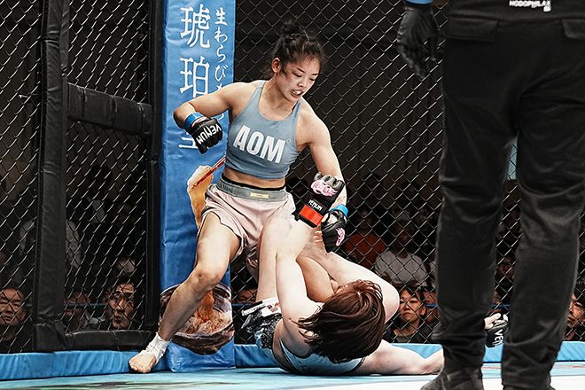 이예지가 2025년 5월 일본 도쿄 DEEP 125 Impact에서 전 여자 아톰급 챔피언 오시마 사오리를 강력한 그라운드 앤드 파운드로 공격하고 있다. 사진=스탠다드앤드프로그레스 스포츠에이전시 제공