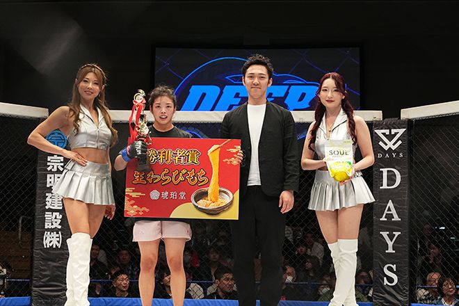 이예지가 2025년 5월 일본 도쿄 DEEP 125 Impact에서 전 여자 아톰급 챔피언 오시마 사오리를 꺾은 후 승리 기념 촬영을 하고 있다. 사진=스탠다드앤드프로그레스 스포츠에이전시 제공