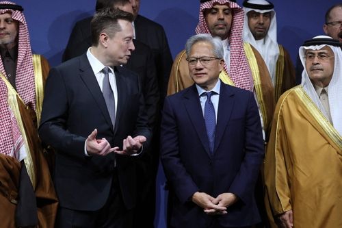 일론 머스크 테슬라 최고경영자(CEO)와 젠슨 황 엔비디아 CEO가 19일 워싱턴DC 케네디센터에서 열린 미국-사우디 투자 포럼에서 대화하고 있다. [AFP = 연합뉴스]