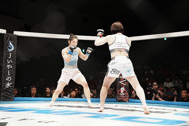이예지가 2025년 5월 일본 도쿄 DEEP 125 Impact에서 전 여자 아톰급 챔피언 오시마 사오리를 상대하고 있다. 사진=스탠다드앤드프로그레스 스포츠에이전시 제공