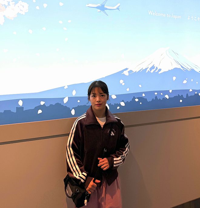 태폴러지 여자 아톰급 세계랭킹 2위 및 파이트 매트릭스 세계랭킹 8위 이예지가 2025년 11월 도쿄 뉴피어홀 DEEP JEWELS 51 메인이벤트를 위해 일본에 입국하여 기념 촬영을 하고 있다. 사진=DEEP事務局