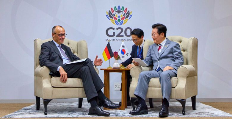 이재명 대통령과 프리드리히 메르츠 독일 총리가 22일(현지시간) 남아프리카공화국 요하네스버그 나스렉 엑스포센터에서 정상회담을 하고 있다.  요하네스버그 김호영 기자