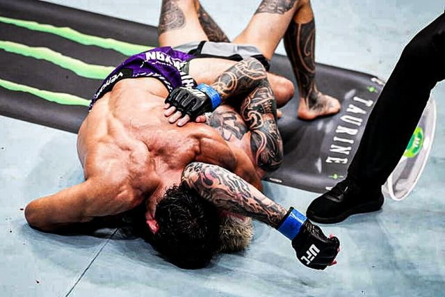 사루키안은 23일(한국시간) 카타르 도하 ABHA 아레나에서 열린 후커와의 UFC 파이트 나이트 메인 이벤트 라이트급 매치에서 2라운드 암 트라이앵글 초크로 서브미션 승리했다. 사진=X