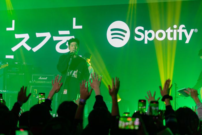 가수 장기하가 지난 13일부터 15일까지 서울 성수동 앤더슨씨에서 열린 ‘스포티파이 하우스 서울’ 행사에서 공연하고 있다. [사진 = 스포티파이]