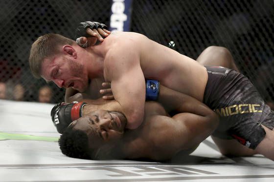 2018년 UFC 220에서 도전자 프랜시스 은가누를 넘어뜨린 뒤 공격하는 스티페 미오치치(위). [AP연합뉴스]