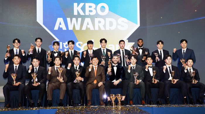 24일 서울 송파구 롯데호텔 월드에서 열린 2025 신한 SOL뱅크 KBO 시상식에서 KBO 허구연 총재(아랫줄 가운데)와 최우수선수(MVP)로 선정된 한화의 폰세(아랫줄 오른쪽 다섯째), 신인상 수상자인 KT 안현민(아랫줄 왼쪽 넷째)을 비롯한 각 부문 수상자들이 기념촬영을 하고 있다. 연합뉴스