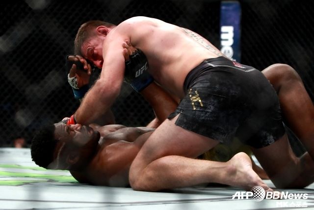 은가누의 무례한 행동은 여기서 끝나지 않았다. 그는 2018년 1월, 스티페 미오치치를 상대하기 전, 화이트에게 파리로 향하는 전용기를 요구했다. 물론 미오치치가 은가누를 박살 내면서 없는 일이 됐으나 화이트에게 있어 이 일은 대단히 크게 느껴졌다. 사진=AFPBBNews=News1