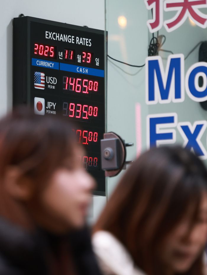 23일 서울 중구 한 사설 환전소의 환율 현황판 모습.  이날 한국은행과 국제결제은행(BIS)에 따르면, 한국의 실질실효환율 지수는 올해 10월 말 기준 89.09(2020년=100)로, 한 달 전보다 1.44포인트 떨어졌다. 이는 올해 3월 말 89.29보다도 더 낮은 수준으로, 금융위기 때인 2009년 8월 말(88.88) 이후 16년 2개월 만에 최저치다. [연합뉴스]