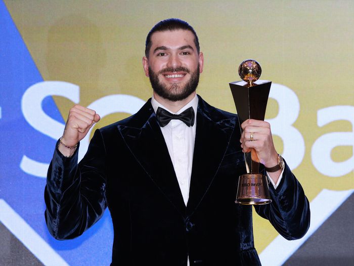 코디 폰세가 24일 서울 송파구 롯데호텔 월드에서 열린 2025 신한 SOL뱅크 KBO 시상식에서 정규시즌 최우수선수(MVP)로 선정, 트로피와 함께 기념촬영을 하고 있다. 연합뉴스