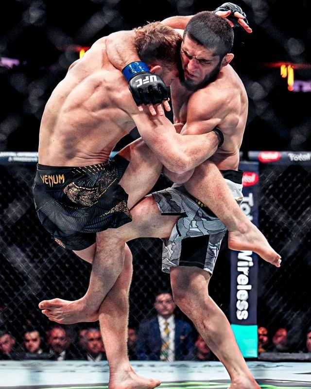 이슬람 마카체프는 라이트급에 이어 웰터급까지 제패했다. 잭 델라 마달레나를 상대로 5라운드 내내 악마 같은 그래플링을 선보이며 하빕 누르마고메도프도 이루지 못한 더블 챔피언이 됐다. 사진=La Sueur SNS