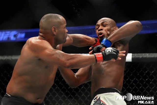 존스와 코미어의 자선 그래플링 매치가 성사된다면 그들에게는 3번째 맞대결이 될 것이다. 옥타곤에서 1, 2차 대전을 치렀다. 다만 마무리가 좋지 않았다. 사진=AFPBBNews=News1