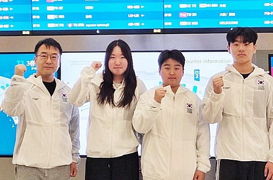 스페인 발렌시아 간디아에서 열리는 세계주니어10볼선수권에 출전할 한국당구대표팀이 26일 인천공항을 통해 출국했다. (왼쪽부터) 한국대표팀 정영화 감독 허여림 김민준 김성연. (사진=대한당구연맹)